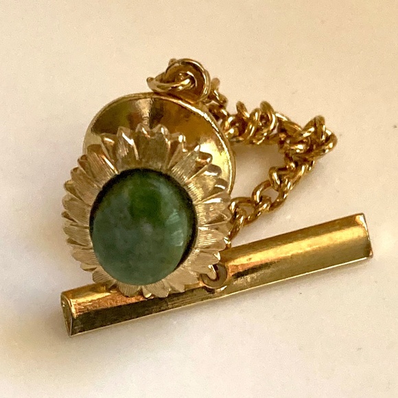 Vintage La Mode Karatclad Jade stone. Tie Tack - Picture 4 of 6